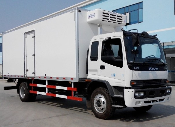 庆铃五十铃FTR一排半7.4米冷藏车
