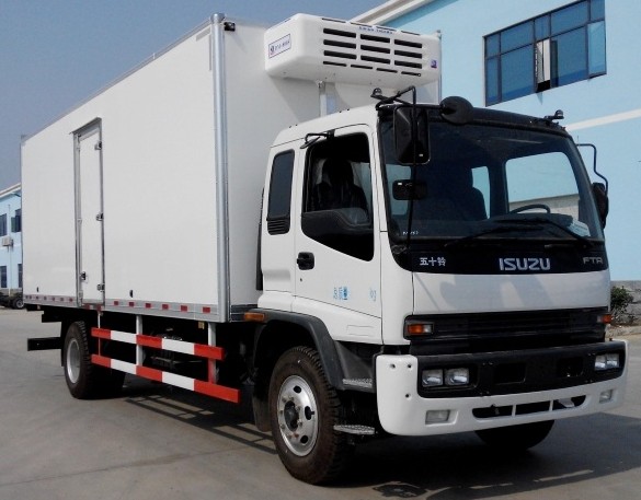 庆铃五十铃FTR一排半7.4米冷藏车