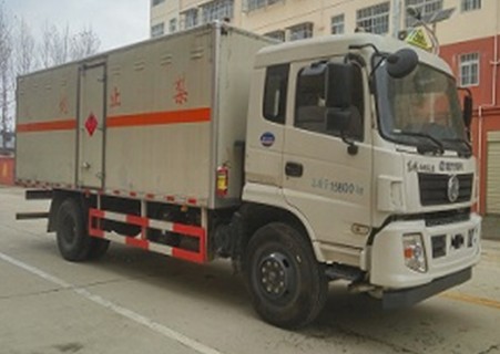 东风专用底盘6.1米易燃液体厢式运输车