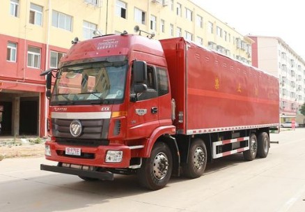 福田欧曼前四后六9.5米易燃液体厢式运输车