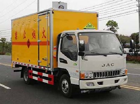 江淮骏铃4.2米易燃液体厢式运输车