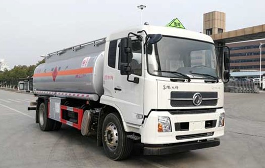 楚胜国六油罐车