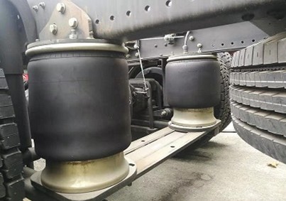 锡宇牌8X2东风T5空气悬挂运油车图片 锡宇牌8X2东风T5空气悬挂运油车图片