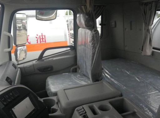 东风天龙前四后八油罐车内饰图片 东风天龙前四后八油罐车内饰图片