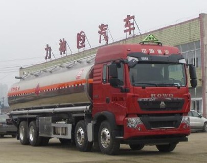 22吨国六重汽豪沃前四后八油罐车图片 22吨国六重汽豪沃前四后八油罐车图片