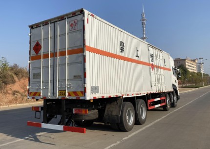 国六东风天龙9.4米易燃液体危险品厢式运输车_湖北楚胜汽车