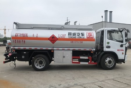 国六东风福瑞卡8.6方运油车 国六东风福瑞卡8.6方运油车