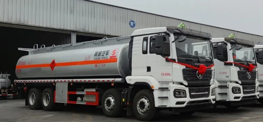 国六陕汽德龙M3000S前四后八油罐车批量发车图片 国六陕汽德龙M3000S前四后八油罐车批量发车图片
