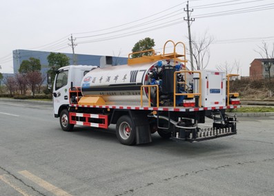 4.2立方智能型沥青洒布车 4.2立方智能型沥青洒布车