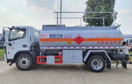 国六东风8吨油罐车 国六东风8吨油罐车