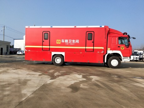 重汽豪沃四驱越野厕所车