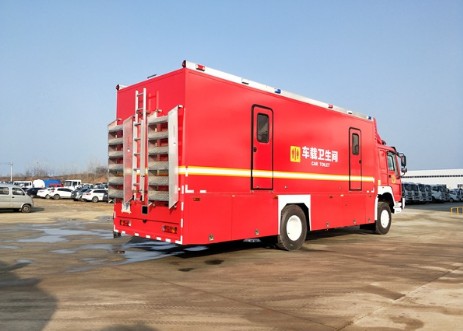 重汽豪沃四驱越野厕所车