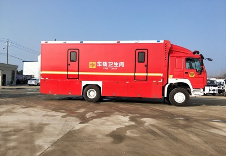 重汽豪沃四驱越野厕所车