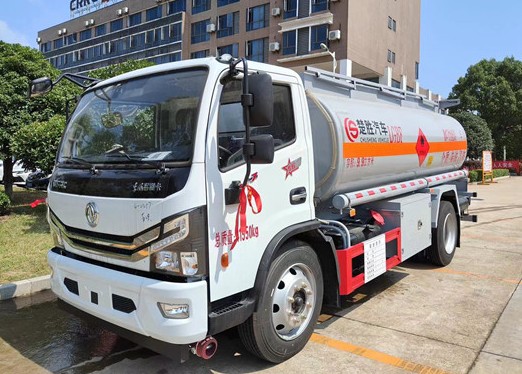 东风多利卡8吨油罐车 东风多利卡8吨油罐车
