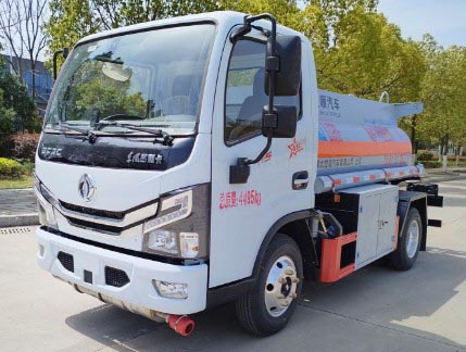 东风多利卡2.6方加油车_2吨蓝牌加油车