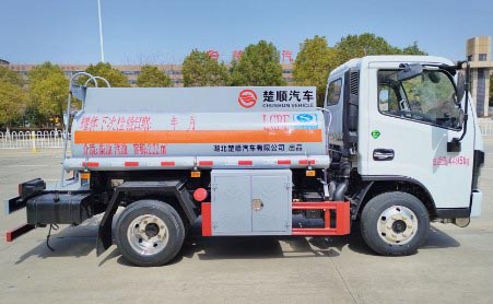 东风多利卡2.6方加油车_2吨蓝牌加油车