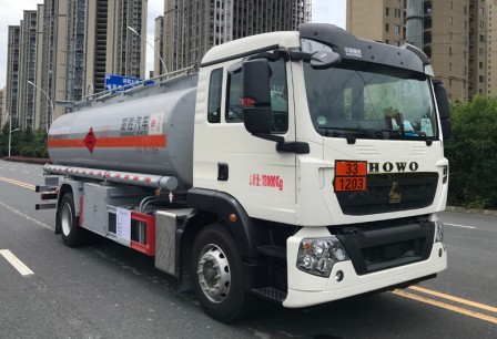重汽豪沃TX单桥10吨油罐车_楚胜牌CSC5187GJYZ6型加油车